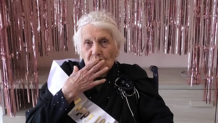 sguardo e stile da regina ecco angela scavina nel giorno dei suoi 100 anni