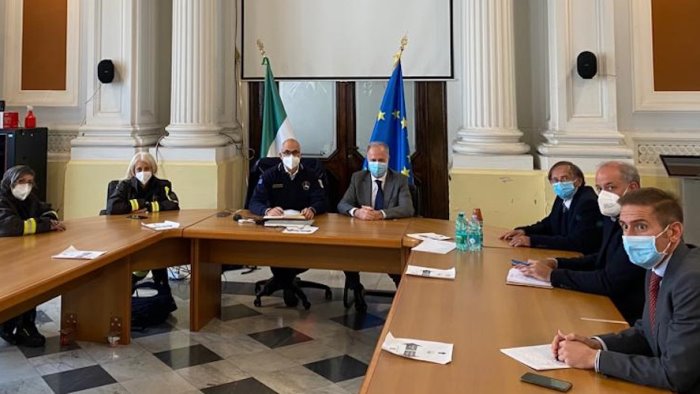 incendio airola vertice in prefettura grazie al vento si e evitato il peggio