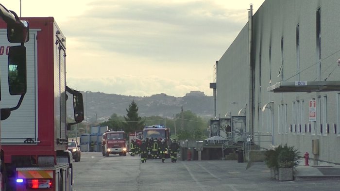 incendio airola ultimi focolai da spegnere poi messa in sicurezza e bonifica
