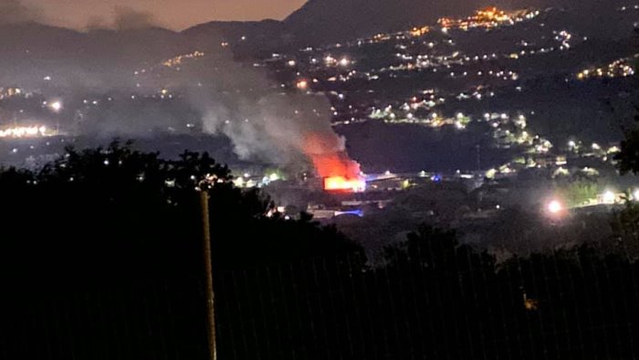 montefredane enorme incendio distrugge deposito di autoarticolati