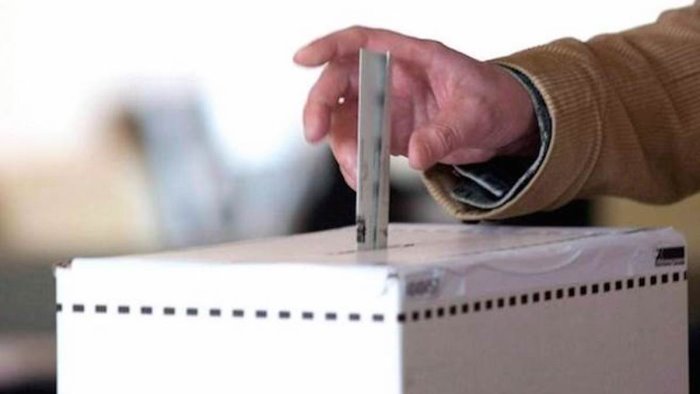 urne aperte per i ballottaggi alle 12 affluenza sotto il 10