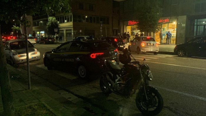 vagava di notte e senza meta anziana salvata dagli agenti