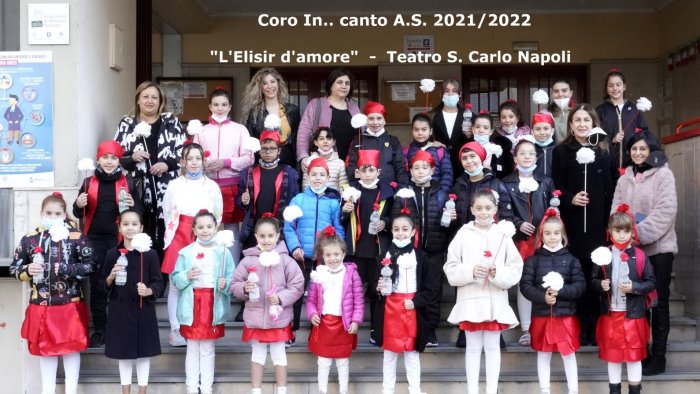 i piccoli di coro in canto si esibiscono sul palco del teatro san carlo