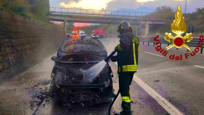 auto avvolta dalle fiamme paura sull autostrada