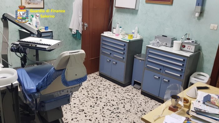 cava scoperto e denunciato dentista abusivo e con armi in casa