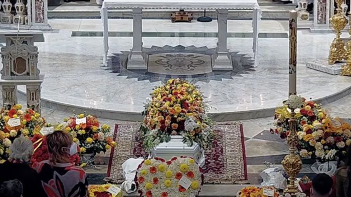 positano fiori palloncini e vestiti colorati per l ultimo saluto a fernanda