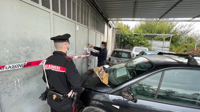 autocarrozzeria abusiva con lavoratori in nero scatta il sequestro