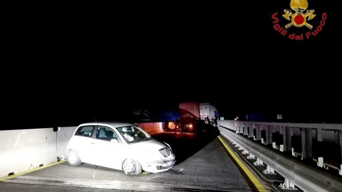 incidente sull a16 tra un auto e un tir traffico bloccato a monteforte