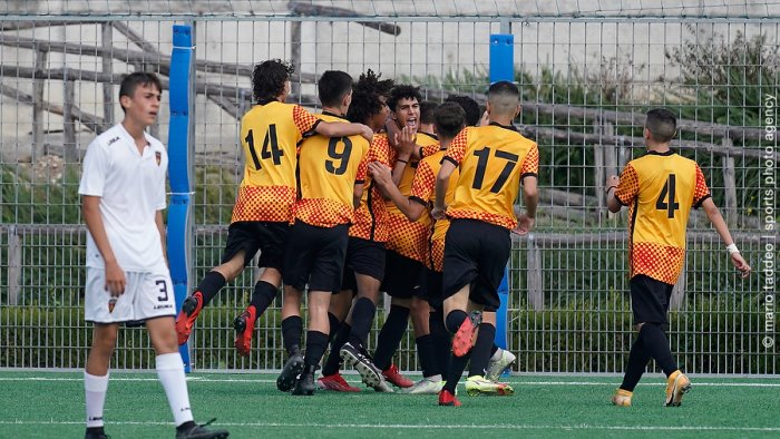 under 15 pesante vittoria del benevento a napoli i giallorossi chiudono in 9