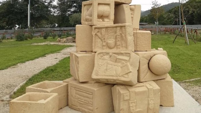 valigie in pietra per ricordare i migranti inaugurata l opera a buonabitacolo