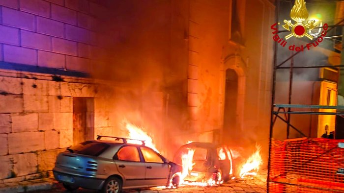 due auto in fiamme nella notte a forino ed e black out elettrico si indaga