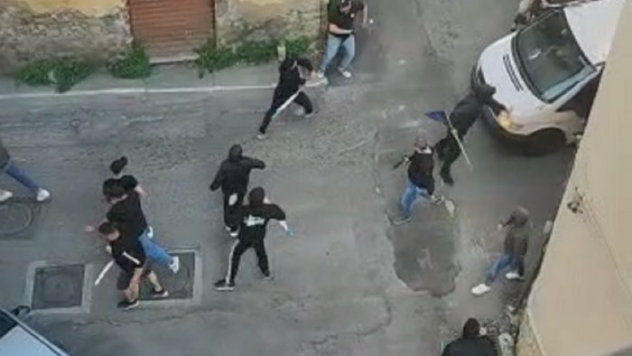 terrore a nocera scontri tra tifosi prima di nocerina brindisi