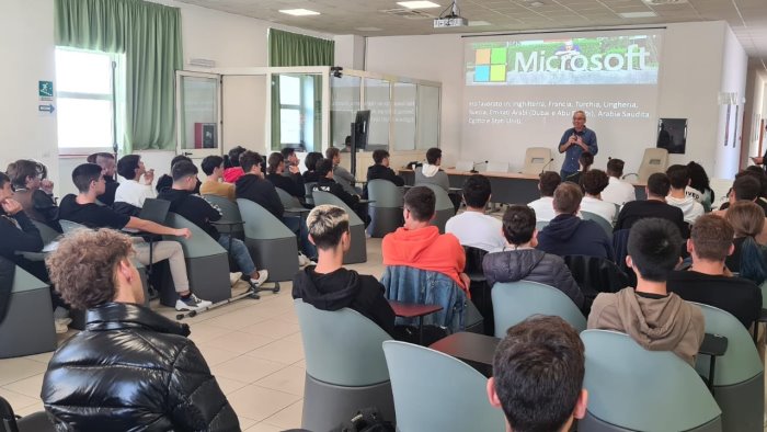 mentoring nel contesto scolastico gli alunni del lucarelli incontrano severini