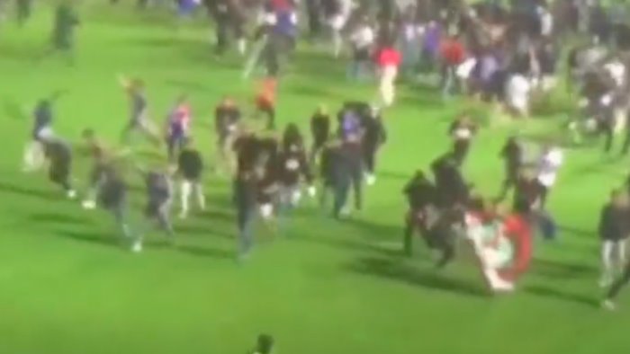 scontri dopo la partita tragedia allo stadio in indonesia oltre 180 morti