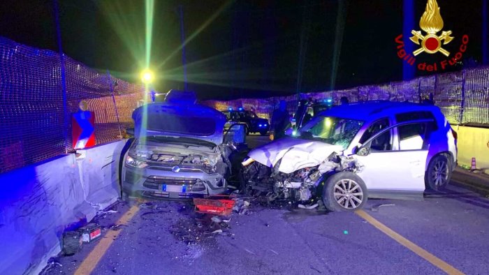 terribile incidente sulla variante di grottaminarda 5 feriti anche un bimbo