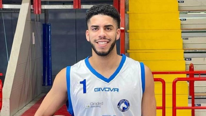 basket serie a napoli guida ma subisce la rimonta della virtus bologna