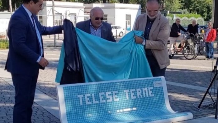 gesesa inaugurate le nuove panchine storiche a telese terme