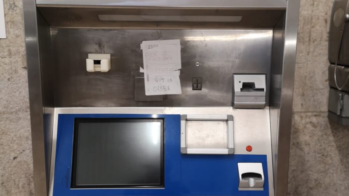 piano di sorrento stazione eav biglietteria automatica sempre fuori servizio