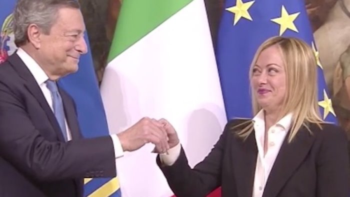 meloni a palazzo chigi draghi le consegna la campanella
