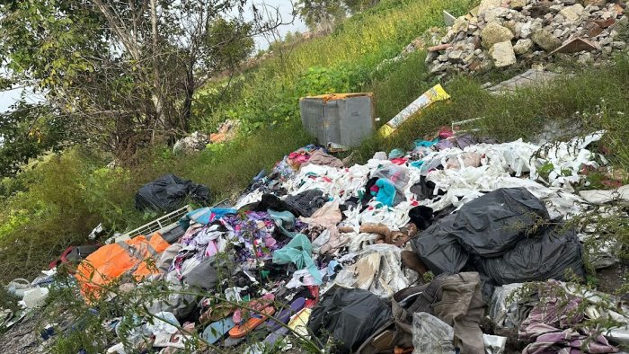 sversamenti illeciti di rifiuti e roghi tossici sale l allarme nel casertano