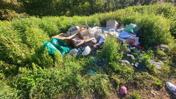rifiuti abbandonati sui monti di eboli individuato il responsabile