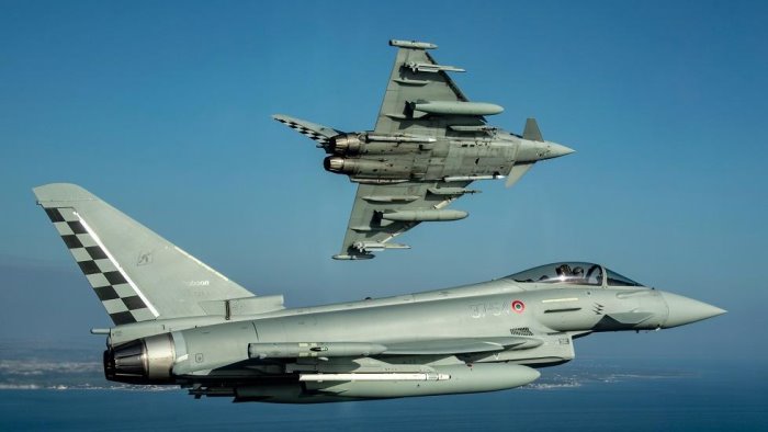 due boati nei cieli del cilento provocano paura si tratta di aerei militari