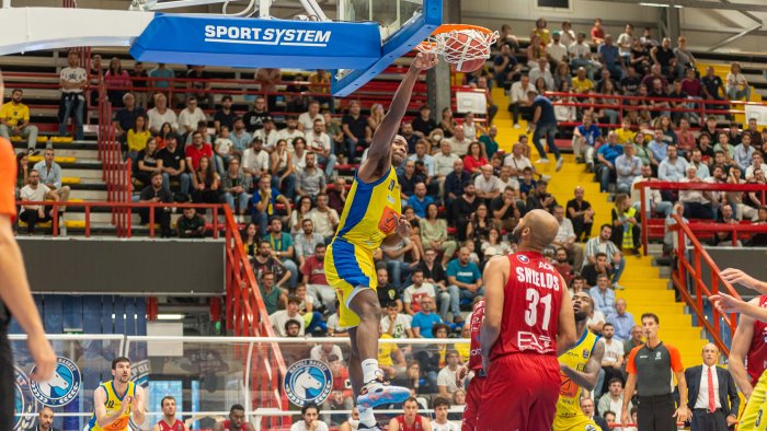 basket serie a scafati ko contro milano givova battuta dall ea7 66 75