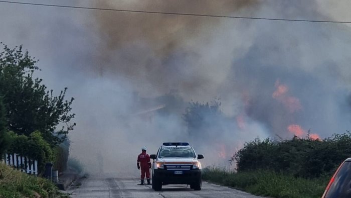 fiamme in zona fontana a caggiano incendio di probabile natura dolosa