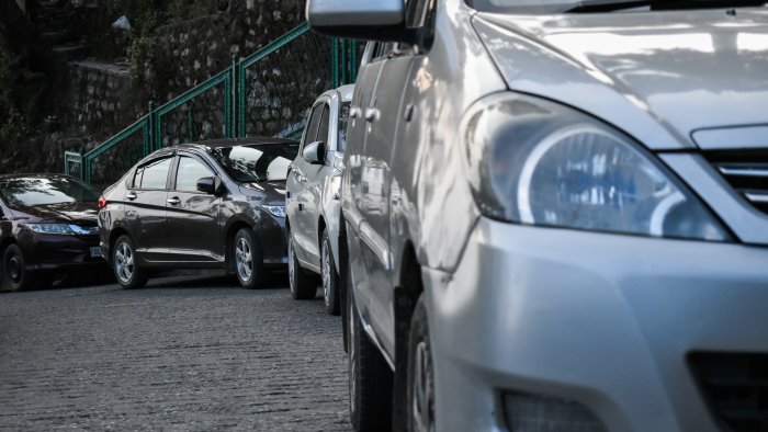 parcheggia in salita senza freno a mano 40enne investita dalla sua auto