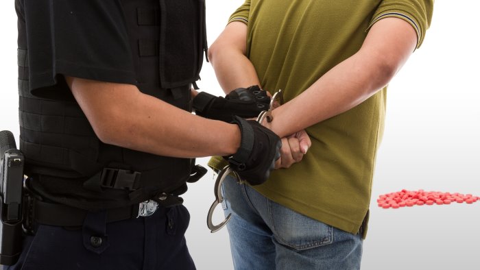 pusher sbaglia clienti e propone droga a tre agenti arrestato