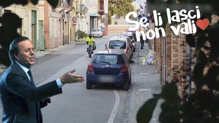 ripreso a lanciare il sacchetto di rifiuti mentre e in bici multa in arrivo