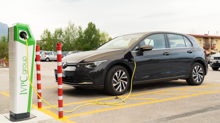 ivpc power 10 dona veicolo ibrido alla polizia municipale di sant agata