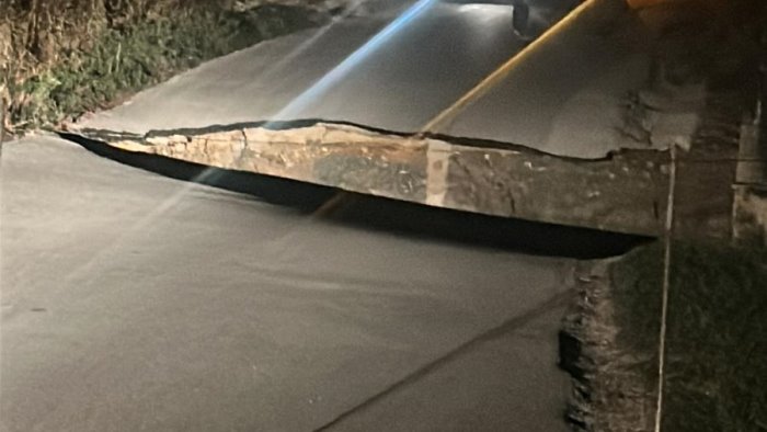 smottamento in un cantiere della lioni grottaminarda strada divisa in due