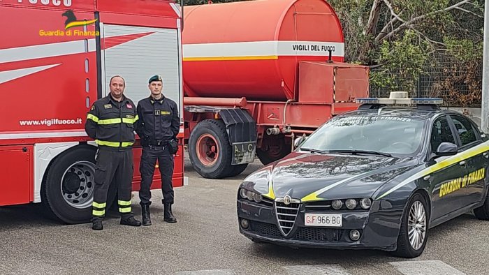 donato ai vigili del fuoco il gasolio di contrabbando sequestrato dalla finanza
