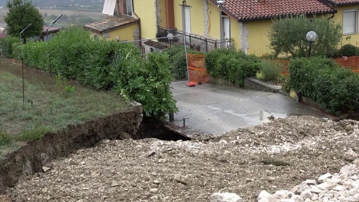 una telefonata a mezzanotte non uscite di casa fuori c e una voragine