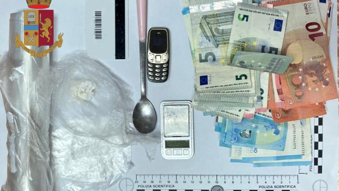 sorpresi in casa con la droga un arresto e una denuncia
