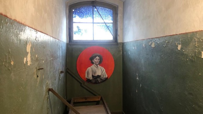 damnatio memoriae da berlino a salerno la mostra del collettivo hvallo