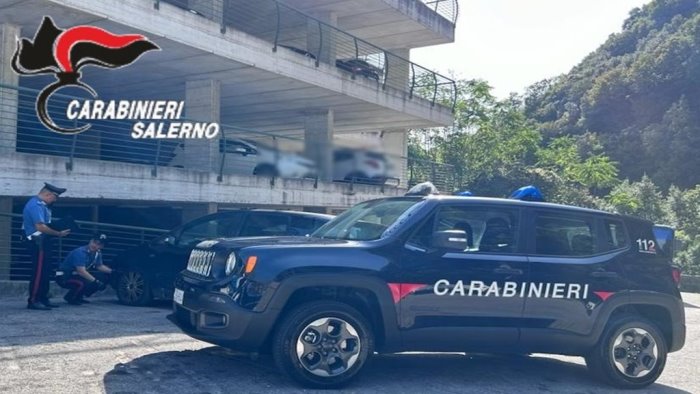 bucavano le ruote delle auto in sosta denunciati due minori ad eboli