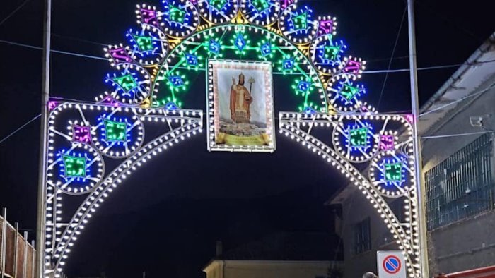 a pellezzano la tradizionale alzata del panno di san clemente