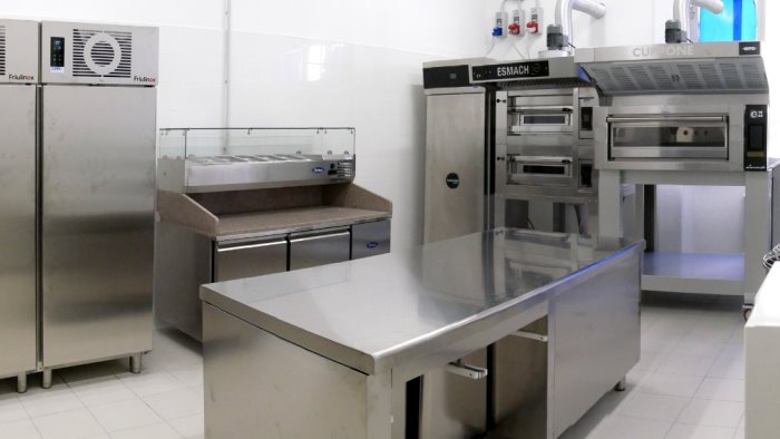 cava nuove attrezzature per gli studenti dell iis della corte vanvitelli