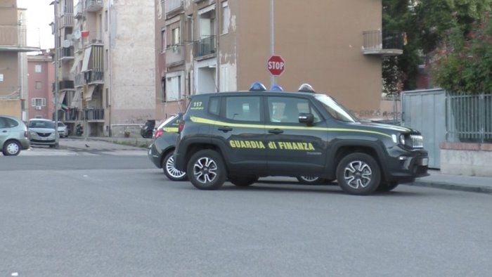 sequestrati filtri e cartine per tabacco dalla guardia di finanza