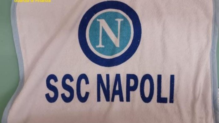 gadget vestiti e grembiuli del calcio napoli falsi scatta il sequestro