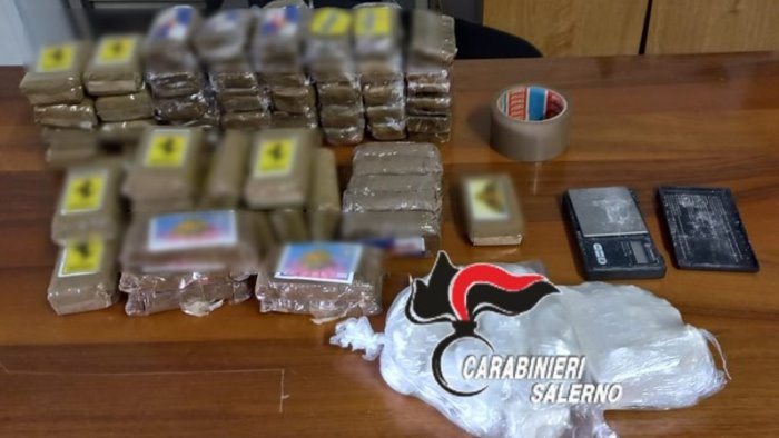 eboli sorpreso in casa con 600 grammi di cocaina e 6 chili di hashish