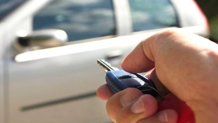 rubano un auto a serino recuperata grazie all antifurto blocco motore