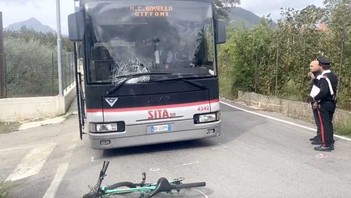 incidente in bici contro un bus della sita muore giovane di 18 anni