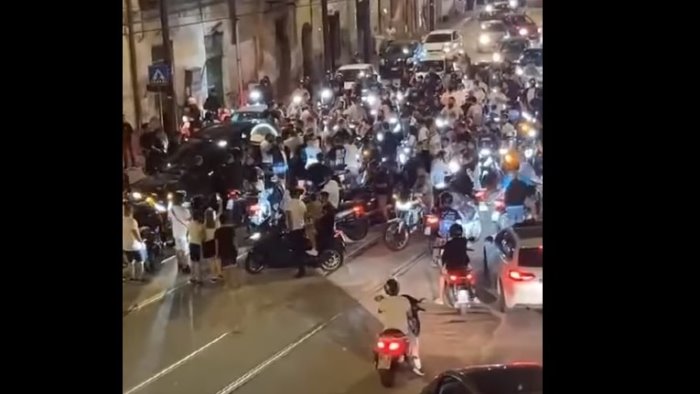 corteo di moto e caos per i funerali del tiktocker mister pella pazzo