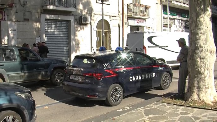 eboli litiga con la moglie e si barrica in casa con la figlia neonata