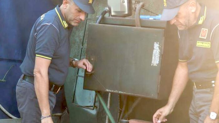 la finanza scopre e sequestra un distributore abusivo di carburanti