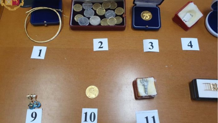 truffano una 83enne portandole via orologi e gioielli arrestate due giovani