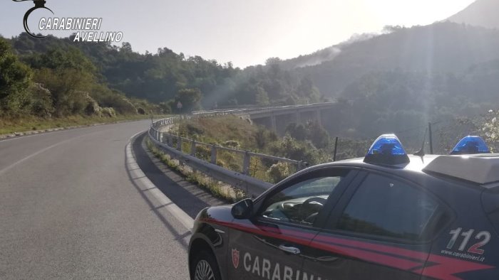 tenta di lanciarsi dal cavalcavia sull ofantina 36enne salvato dai carabinieri